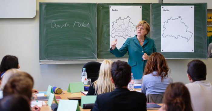 Angela Merkel gab am Berliner Heinrich-Schliemann-Gymnasium eine "Vertretungsstunde" im Fach Geschichte.