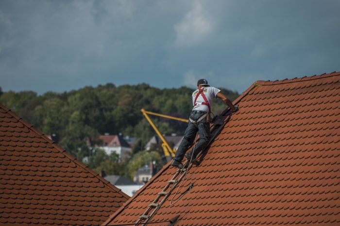 Der Beruf des Dachdeckers und seine Hilfsmittel