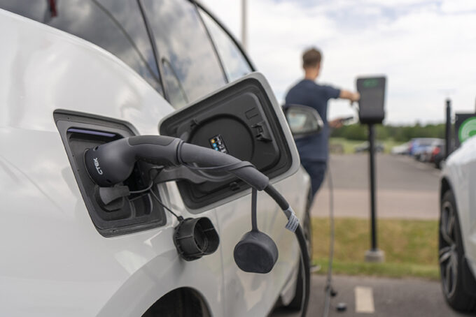 Mangel an Lademöglichkeiten behindert E-Mobility-Boom
