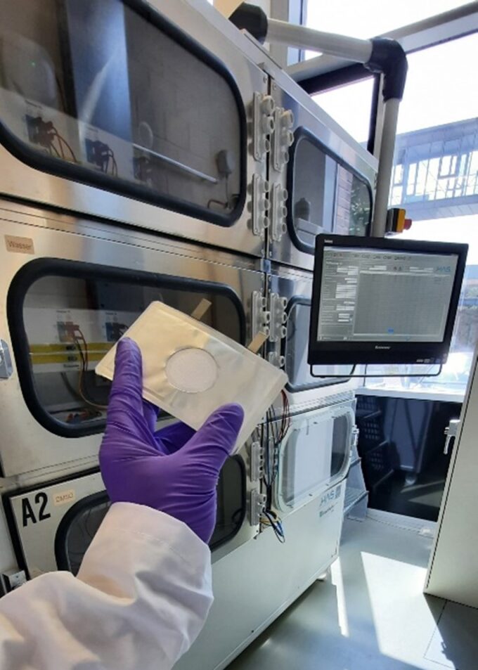 Eine Lithium-Luft-Batteriezelle vor einem Teststand. Foto: Fraunhofer IFAM [Bild herunterladen]