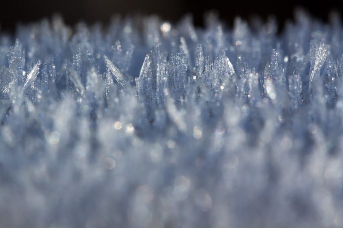 Ruhr-Universität Bochum: Wie sich ein Kristall in Wasser löst