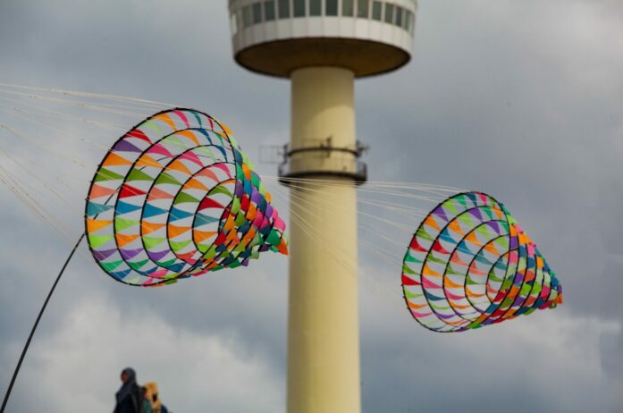 Bunte und originelle Drachen aller Größe steigen beim Drachenfestival in Bremerhaven am 21. und 22. Mai über dem Weserdeich in die Höhe