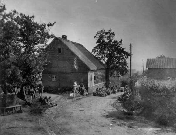Aufnahme aus den 1920er-Jahren: Nach der Besetzung des Rheinlands rasten vermutlich französische, belgische oder britische Soldaten in Bronsfeld vor einem Haus. 